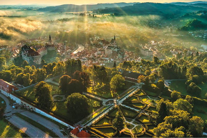  esk Krumlov letecky - fotografoval Libor Sv  ek Photographer: Libor Svacek; E- mail:  box@fotosvacek.cz;