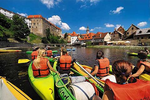 Český Krumlov je každé léto i vodácký ráj