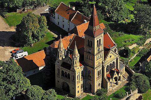 Neoromanische Kirche in Hosín mit erhaltener  romanischer Apsis aus dem 11 Jh., Bildquelle: Libor Sváček archiv Vydavatelství MCU